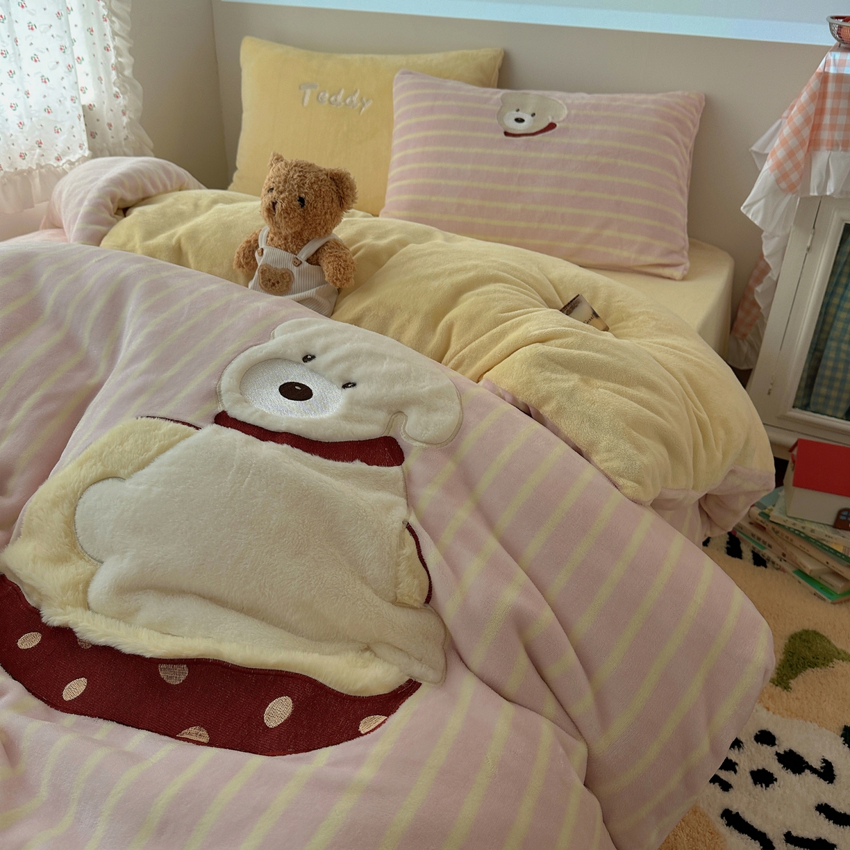 91家纺网 家纺一手货源 找家纺 暖生活 2025新款兔绒贴布绣牛奶绒套件四件套（会员-5） 红围巾小狗