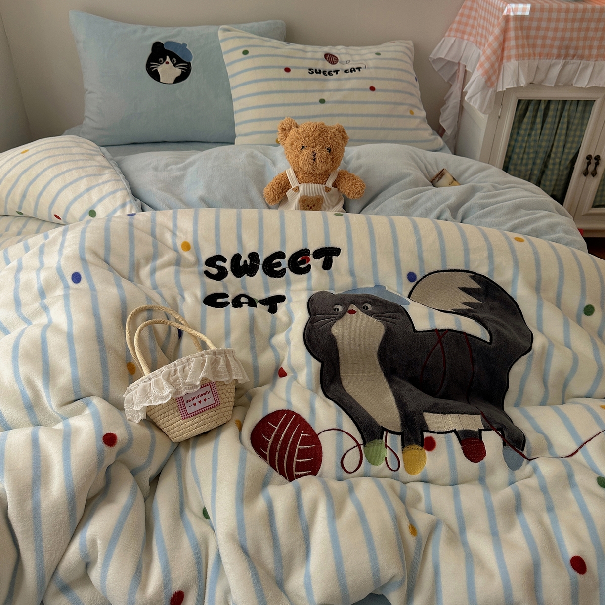 91家纺网 家纺一手货源 找家纺 暖生活 2025新款兔绒贴布绣牛奶绒套件四件套（会员-5） 线团小猫