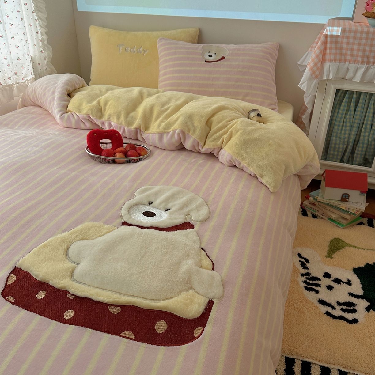 91家纺网 家纺一手货源 找家纺 暖生活 2025新款兔绒贴布绣牛奶绒套件四件套（会员-5） 红围巾小狗