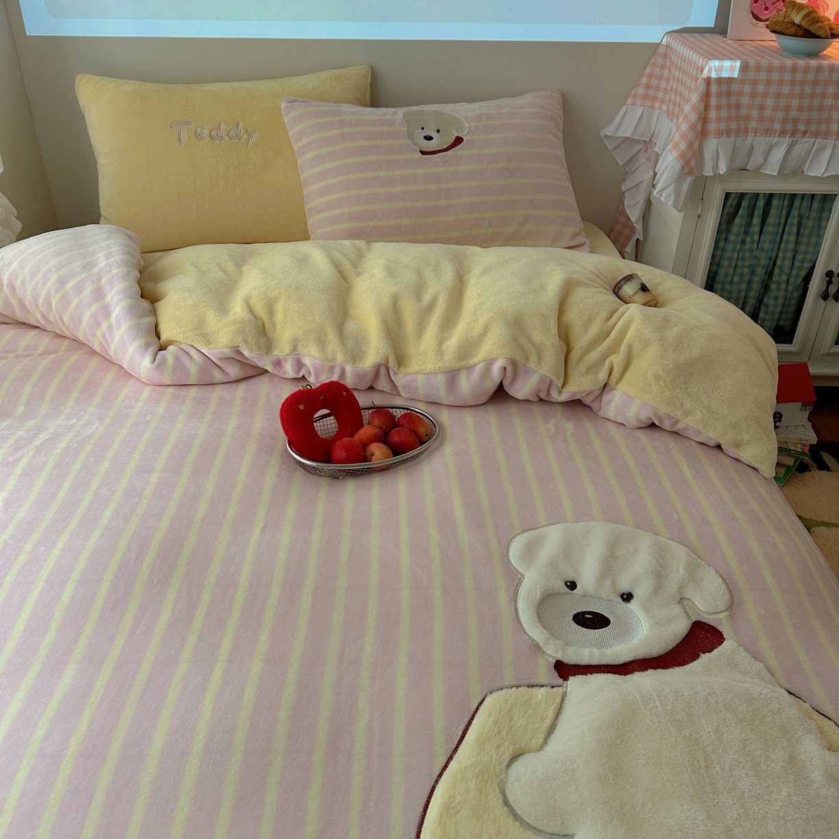 91家纺网 家纺一手货源 找家纺 暖生活 2025新款兔绒贴布绣牛奶绒套件四件套（会员-5） 红围巾小狗