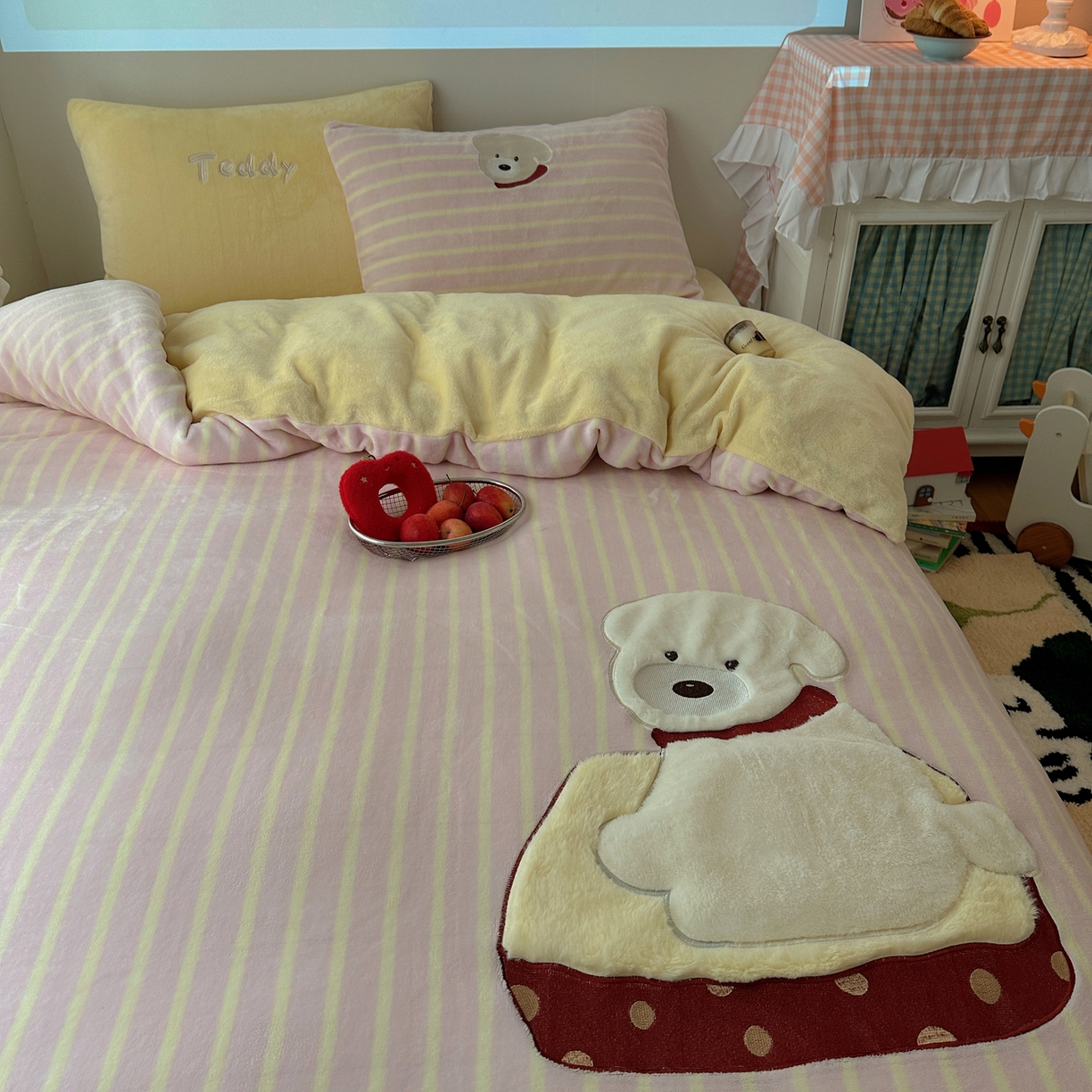 91家纺网 家纺一手货源 找家纺 暖生活 2025新款兔绒贴布绣牛奶绒套件四件套（会员-5） 红围巾小狗