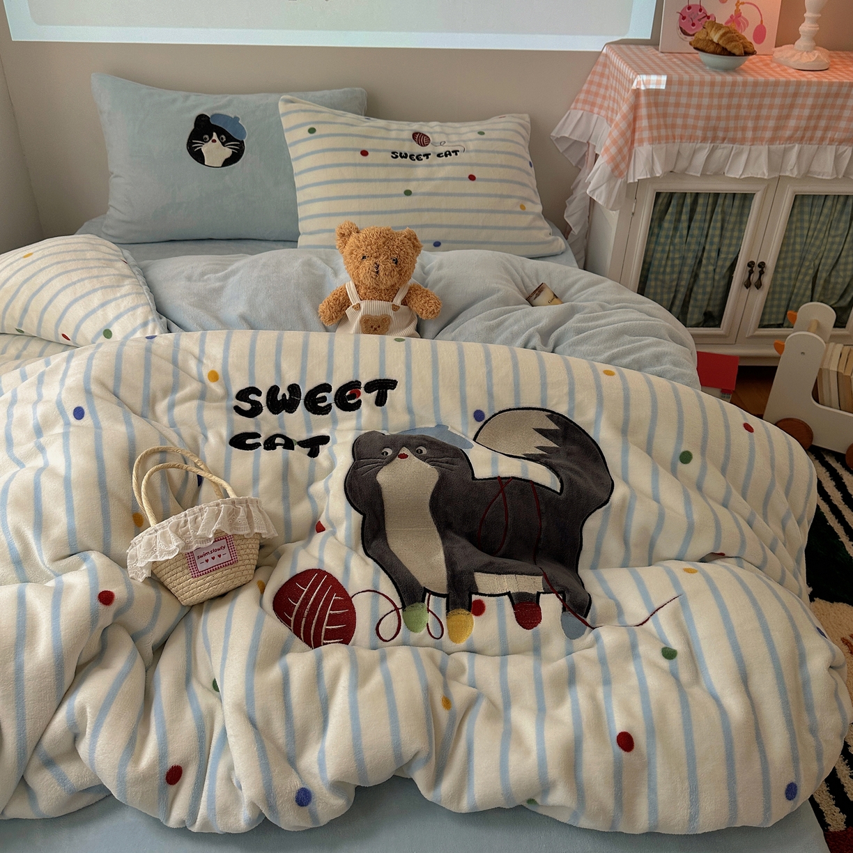 91家纺网 家纺一手货源 找家纺 暖生活 2025新款兔绒贴布绣牛奶绒套件四件套（会员-5） 线团小猫