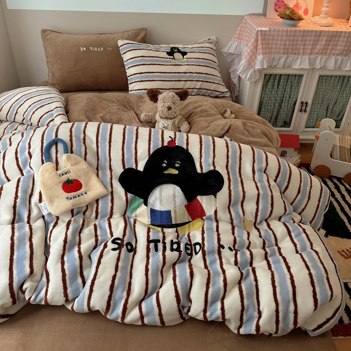 91家纺网 家纺一手货源 找家纺 暖生活 2025新款兔绒贴布绣牛奶绒套件四件套（会员-5） 泳圈企鹅