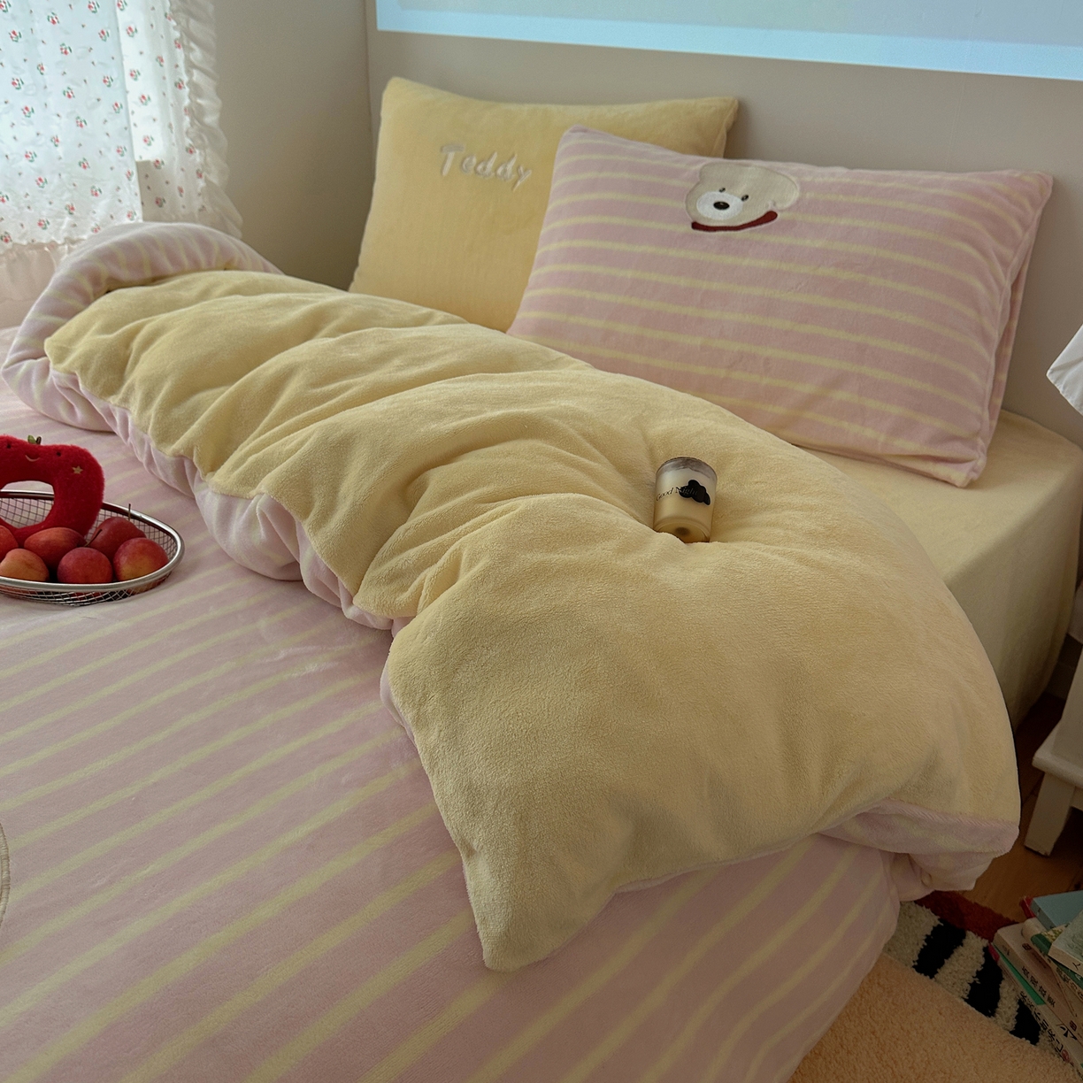 91家纺网 家纺一手货源 找家纺 暖生活 2025新款兔绒贴布绣牛奶绒套件四件套（会员-5） 红围巾小狗