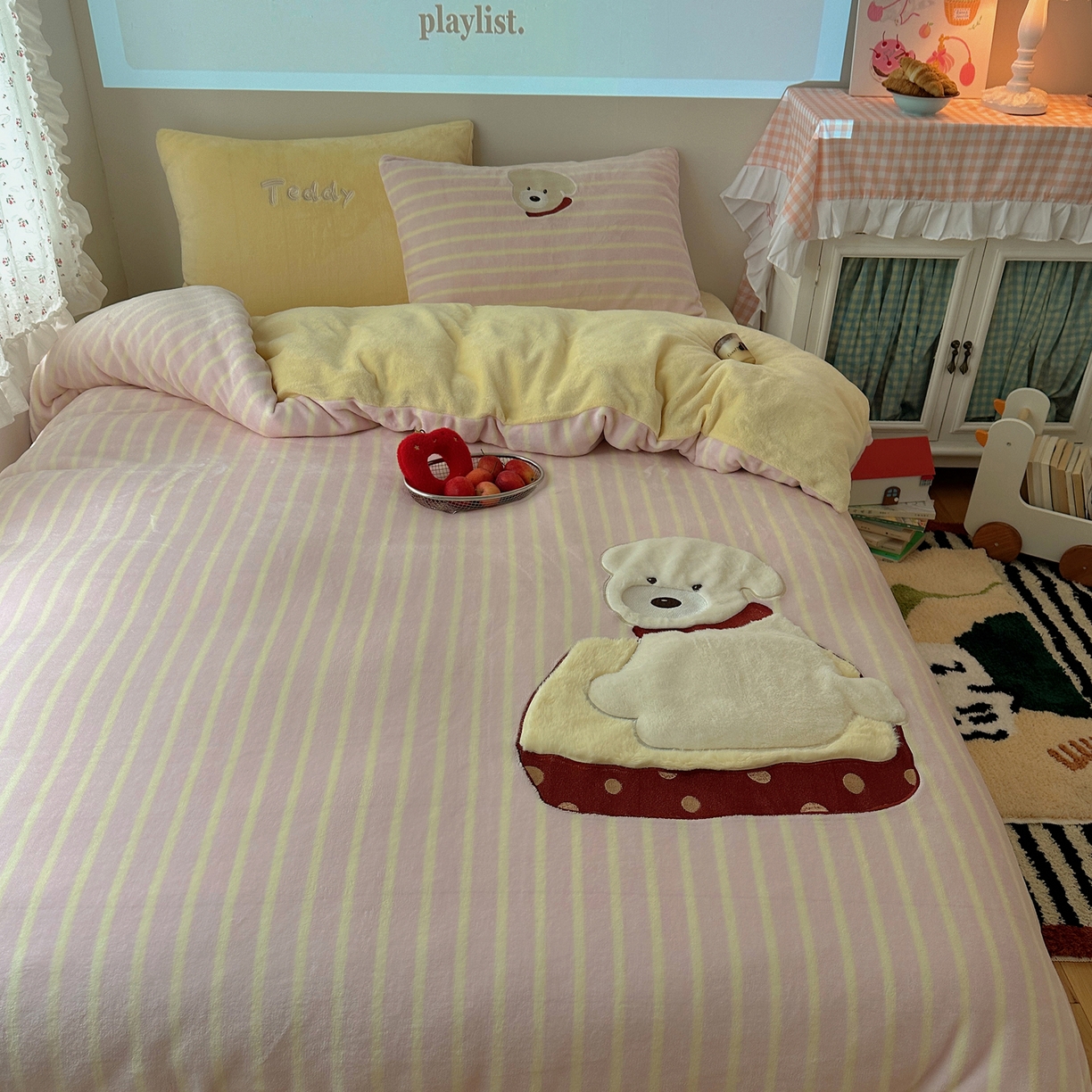 91家纺网 家纺一手货源 找家纺 暖生活 2025新款兔绒贴布绣牛奶绒套件四件套（会员-5） 红围巾小狗