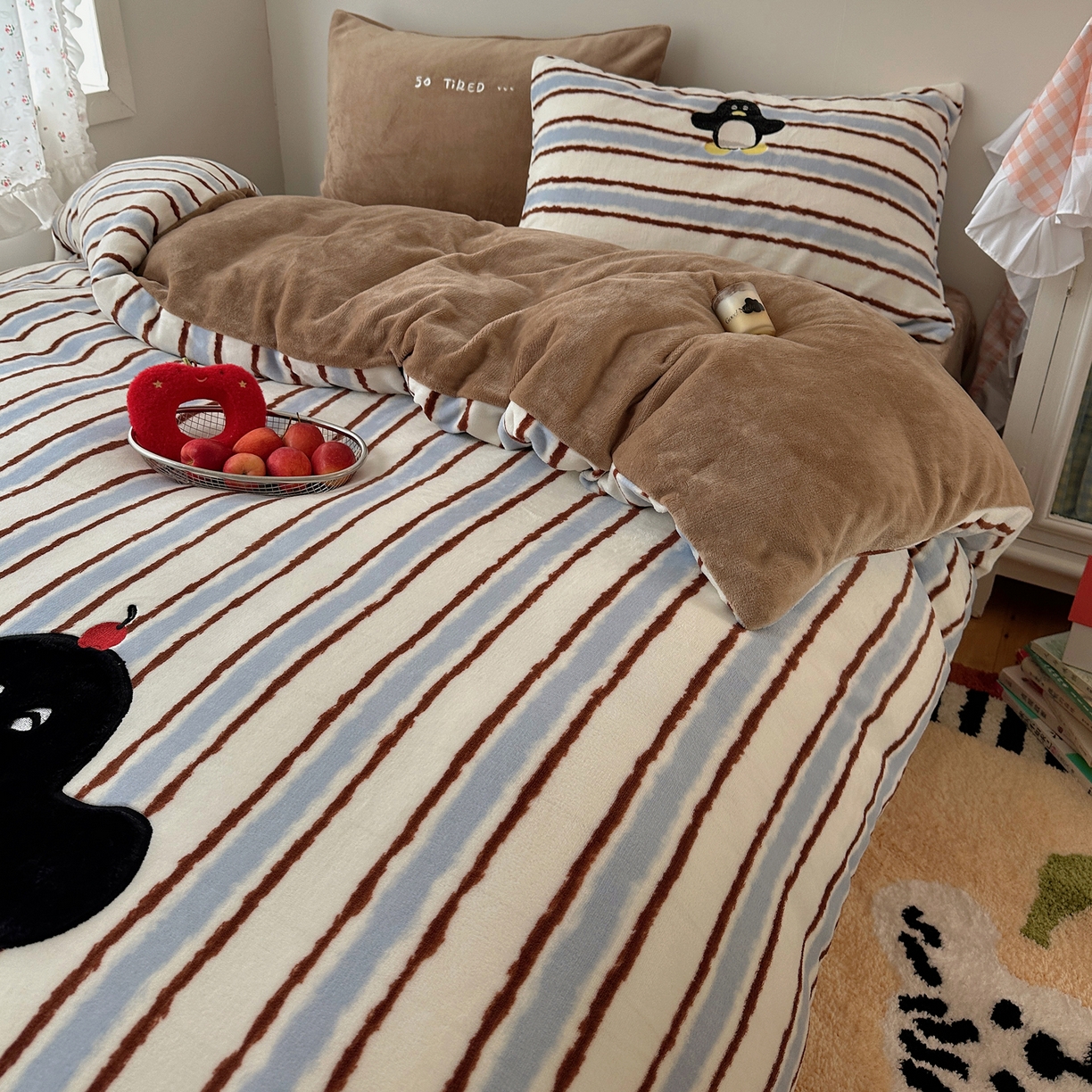 91家纺网 家纺一手货源 找家纺 暖生活 2025新款兔绒贴布绣牛奶绒套件四件套（会员-5） 泳圈企鹅