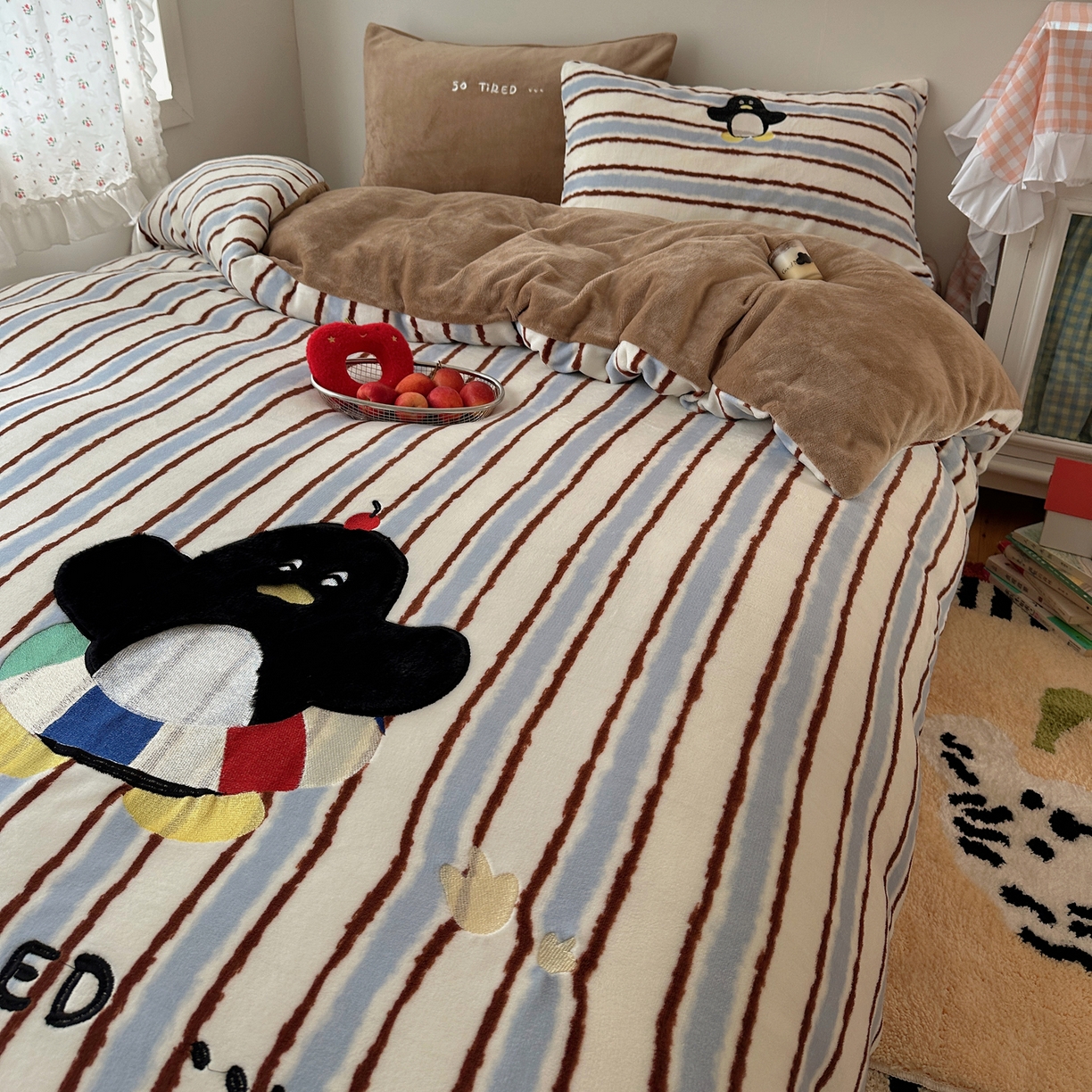 91家纺网 家纺一手货源 找家纺 暖生活 2025新款兔绒贴布绣牛奶绒套件四件套（会员-5） 泳圈企鹅