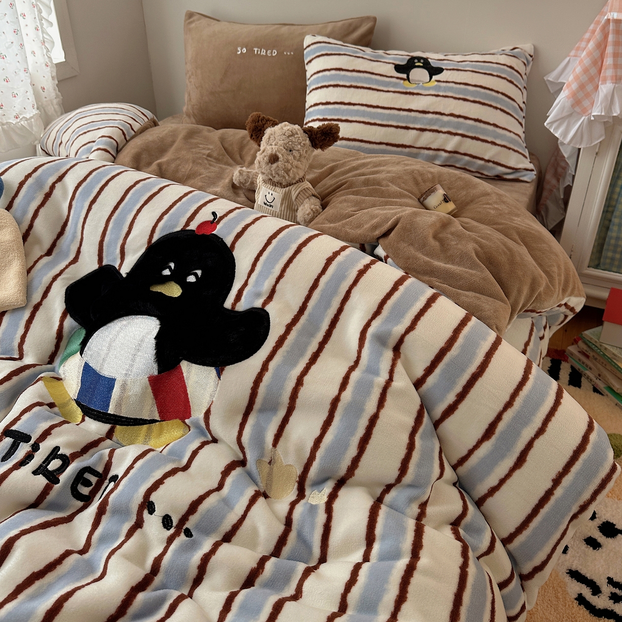 91家纺网 家纺一手货源 找家纺 暖生活 2025新款兔绒贴布绣牛奶绒套件四件套（会员-5） 泳圈企鹅