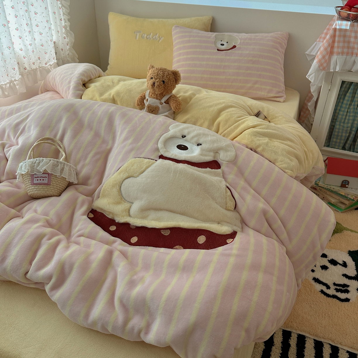 91家纺网 家纺一手货源 找家纺 暖生活 2025新款兔绒贴布绣牛奶绒套件四件套（会员-5） 红围巾小狗