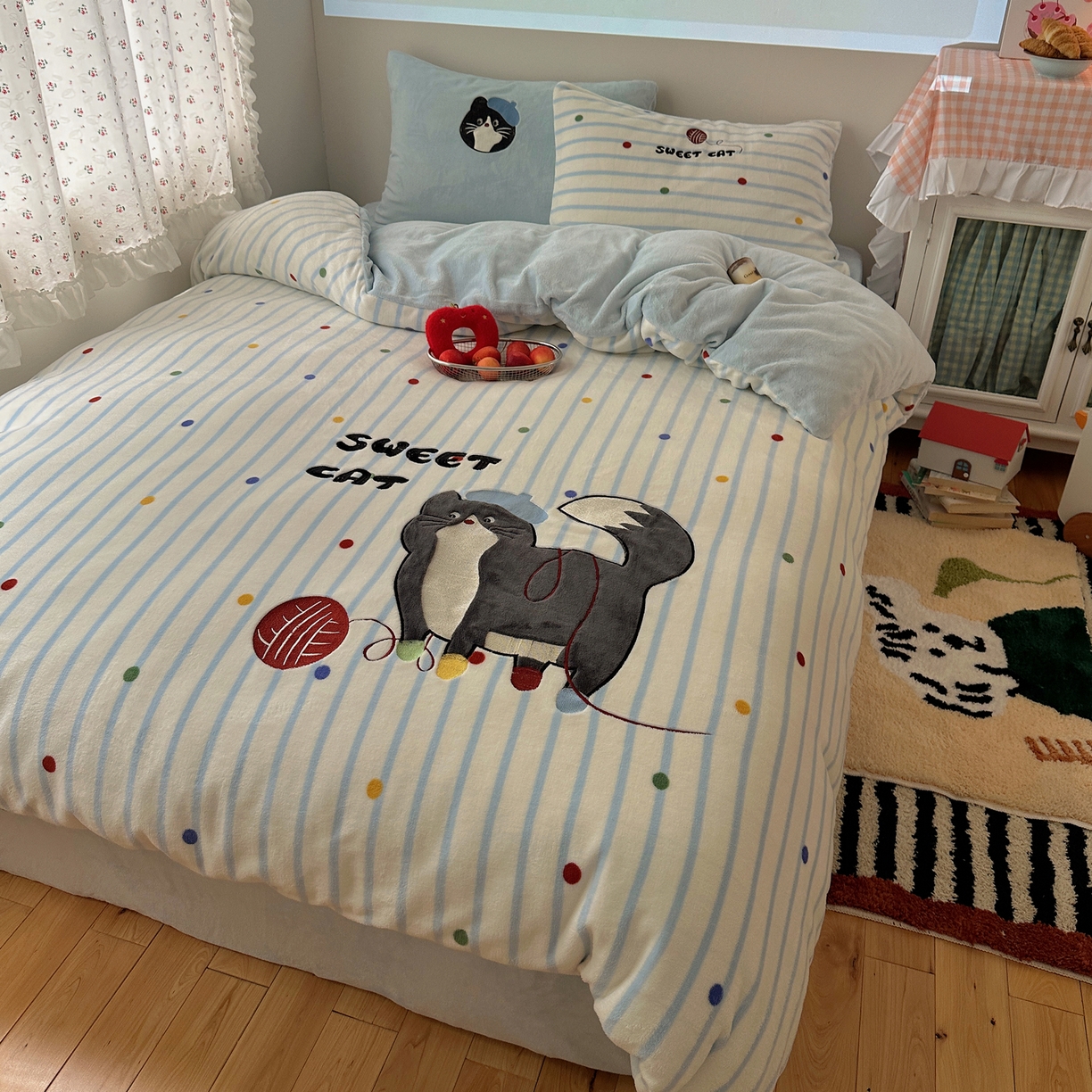 91家纺网 家纺一手货源 找家纺 暖生活 2025新款兔绒贴布绣牛奶绒套件四件套（会员-5） 线团小猫