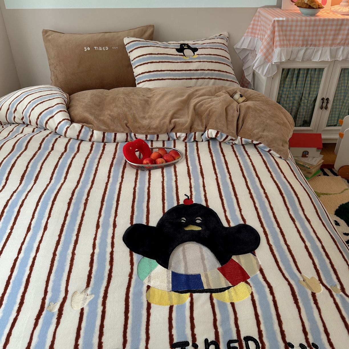 91家纺网 家纺一手货源 找家纺 暖生活 2025新款兔绒贴布绣牛奶绒套件四件套（会员-5） 泳圈企鹅