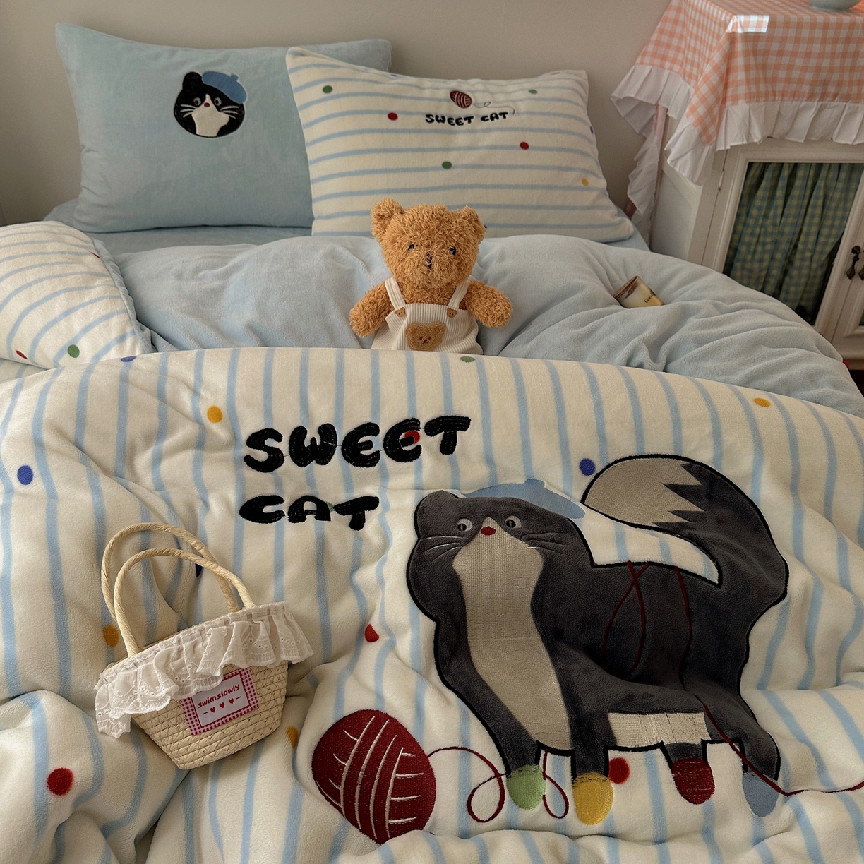 91家纺网 家纺一手货源 找家纺 暖生活 2025新款兔绒贴布绣牛奶绒套件四件套（会员-5） 线团小猫