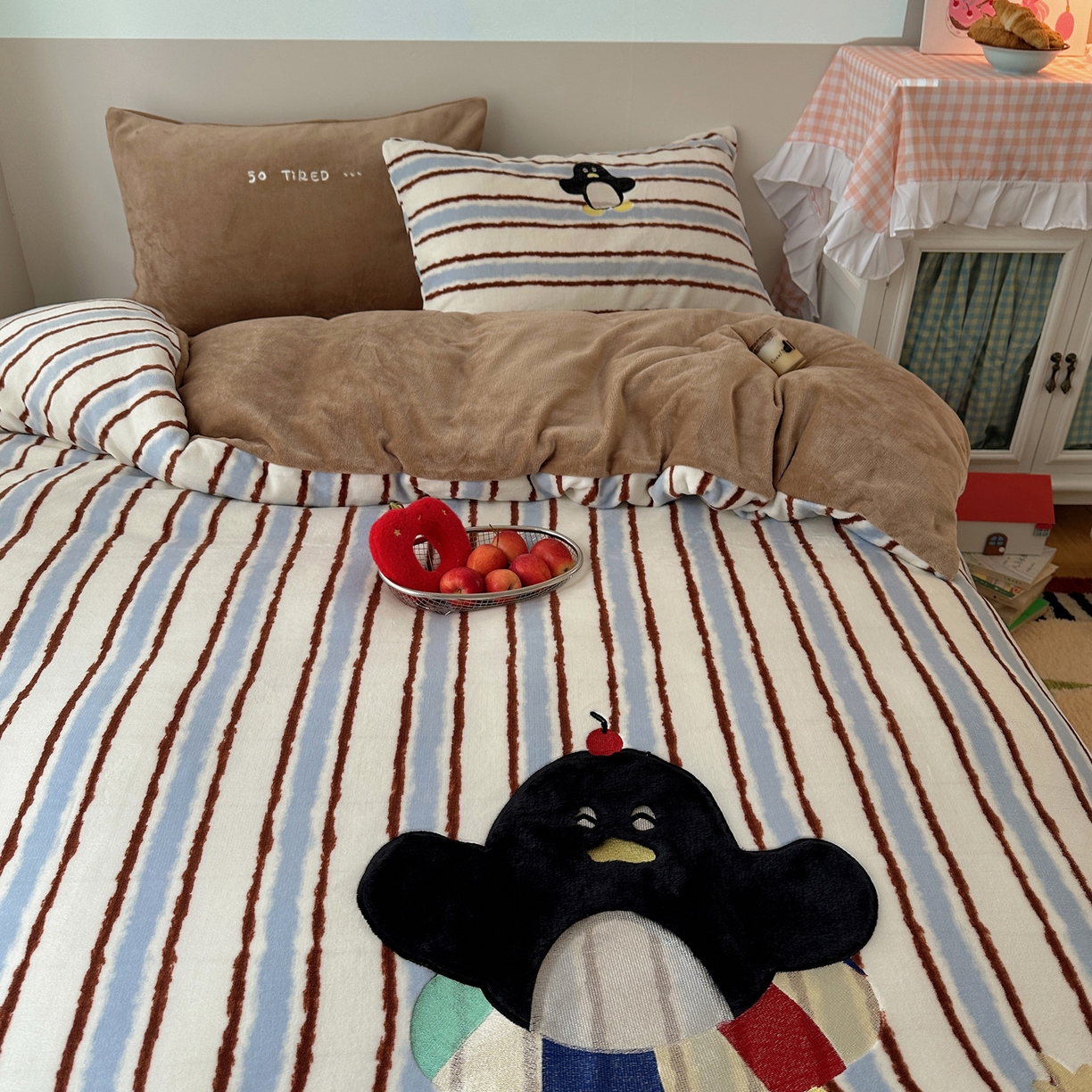 91家纺网 家纺一手货源 找家纺 暖生活 2025新款兔绒贴布绣牛奶绒套件四件套（会员-5） 泳圈企鹅