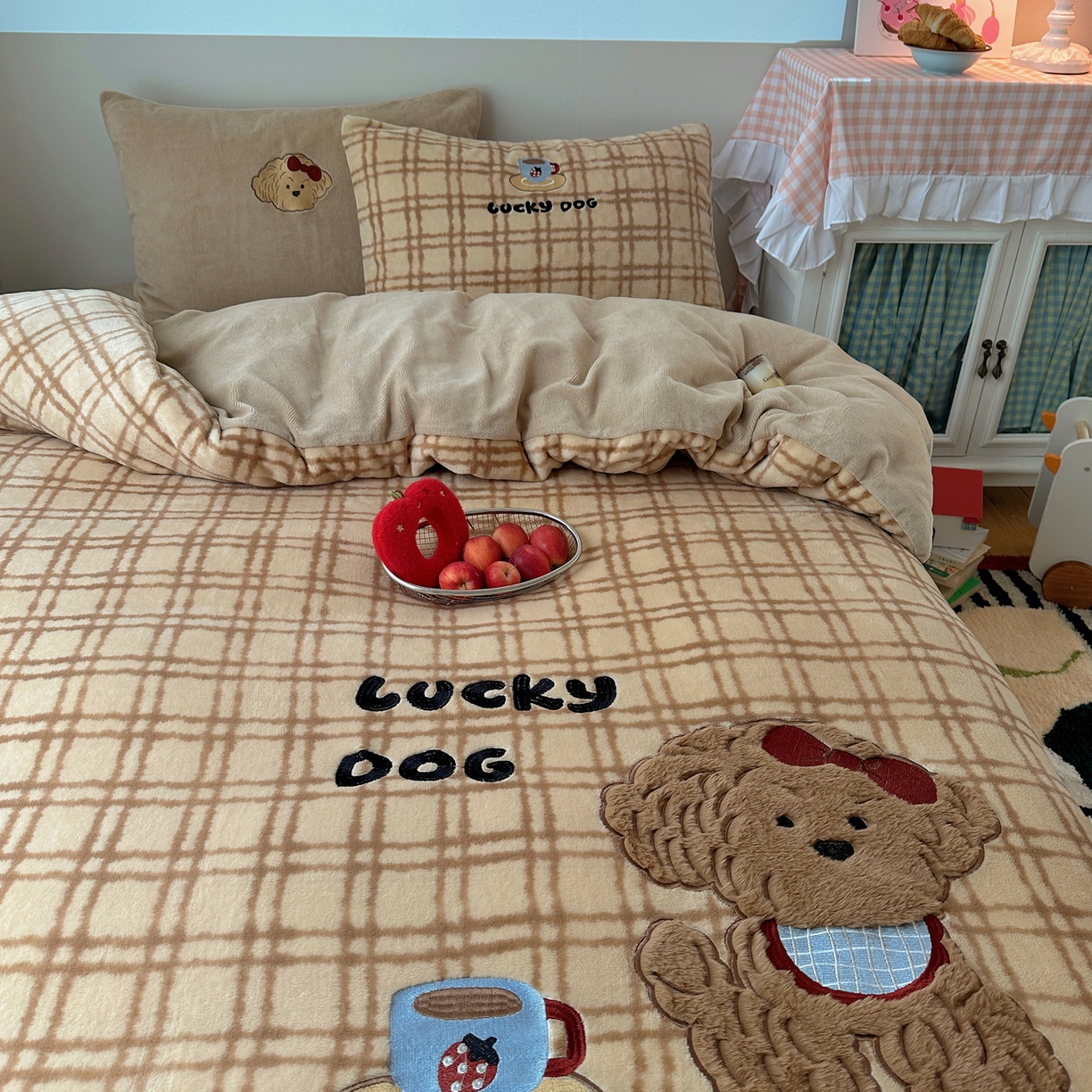 91家纺网 家纺一手货源 找家纺 暖生活 2025新款兔绒贴布绣牛奶绒套件四件套（会员-5） 小泰迪