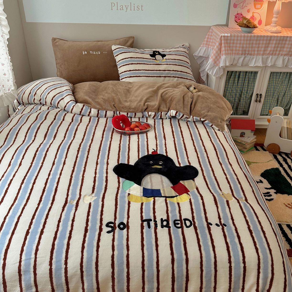 91家纺网 家纺一手货源 找家纺 暖生活 2025新款兔绒贴布绣牛奶绒套件四件套（会员-5） 泳圈企鹅