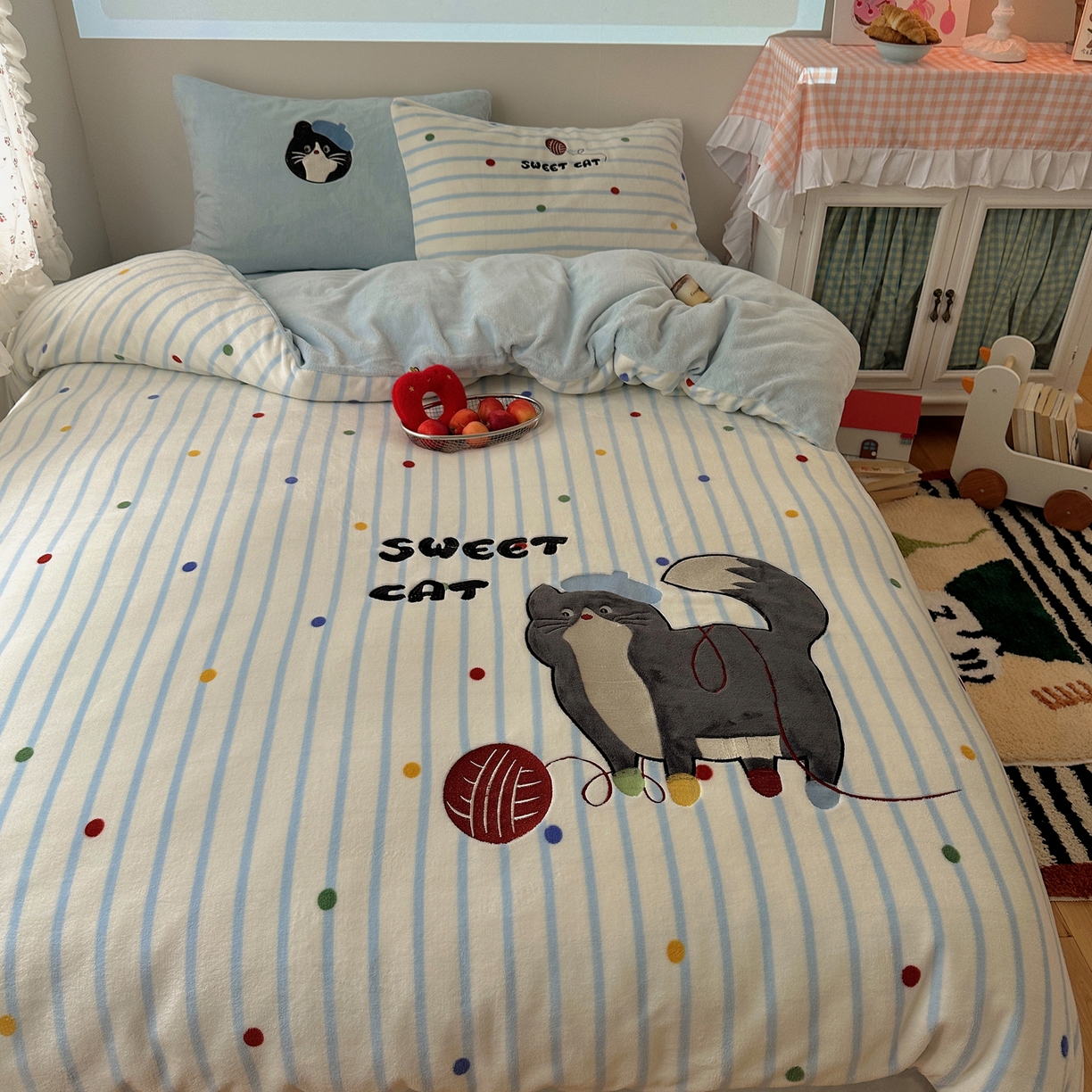 91家纺网 家纺一手货源 找家纺 暖生活 2025新款兔绒贴布绣牛奶绒套件四件套（会员-5） 线团小猫