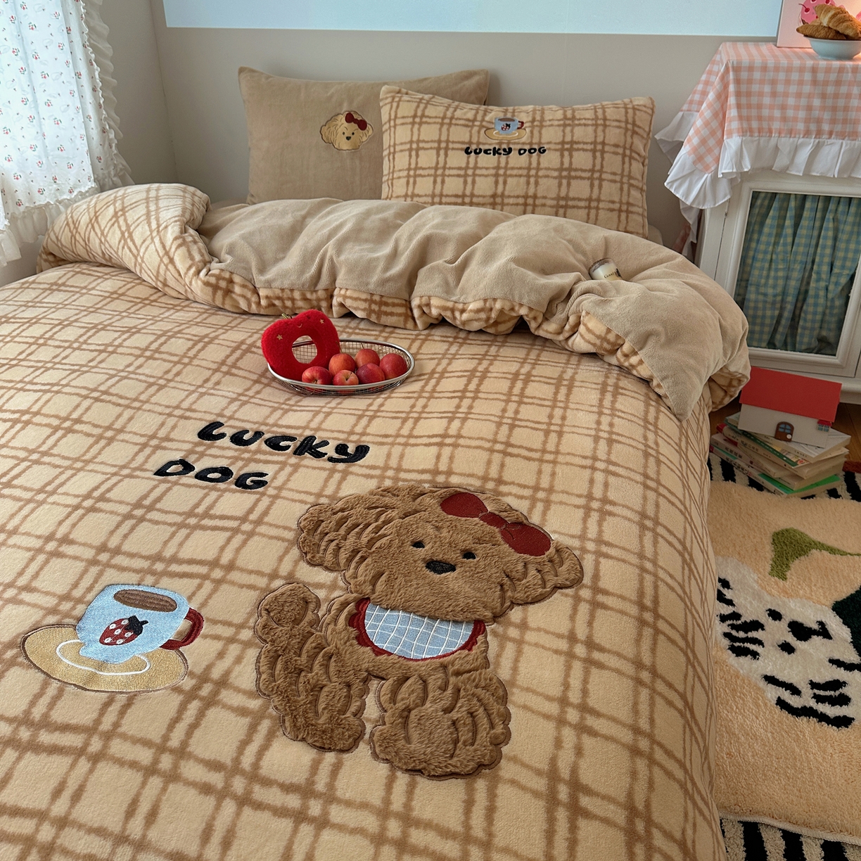 91家纺网 家纺一手货源 找家纺 暖生活 2025新款兔绒贴布绣牛奶绒套件四件套（会员-5） 小泰迪