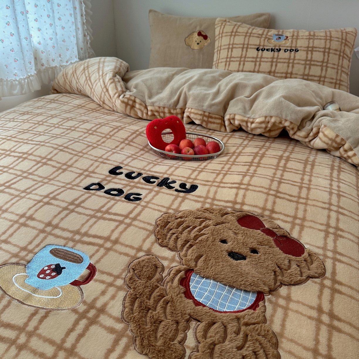 91家纺网 家纺一手货源 找家纺 暖生活 2025新款兔绒贴布绣牛奶绒套件四件套（会员-5） 小泰迪