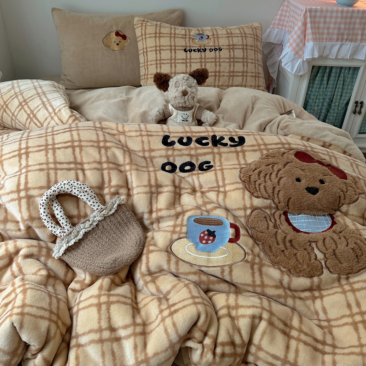 91家纺网 家纺一手货源 找家纺 暖生活 2025新款兔绒贴布绣牛奶绒套件四件套（会员-5） 小泰迪