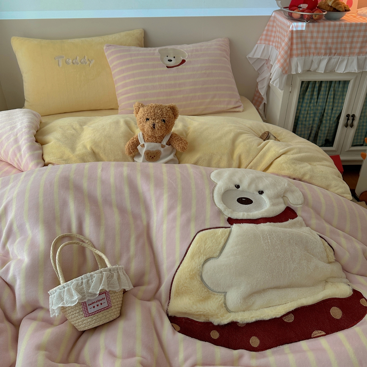 91家纺网 家纺一手货源 找家纺 暖生活 2025新款兔绒贴布绣牛奶绒套件四件套（会员-5） 红围巾小狗