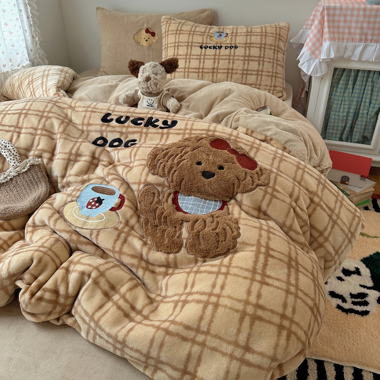 91家纺网 家纺一手货源 找家纺 暖生活 2025新款兔绒贴布绣牛奶绒套件四件套（会员-5） 小泰迪