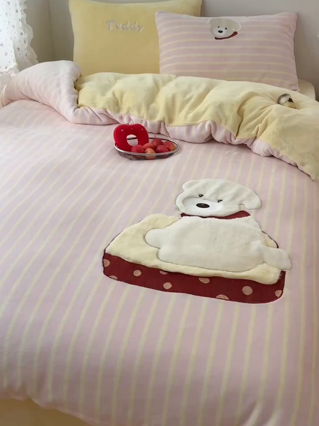 91家纺网 家纺一手货源 找家纺 暖生活 2025新款兔绒贴布绣牛奶绒套件四件套（会员-5） 红围巾小狗