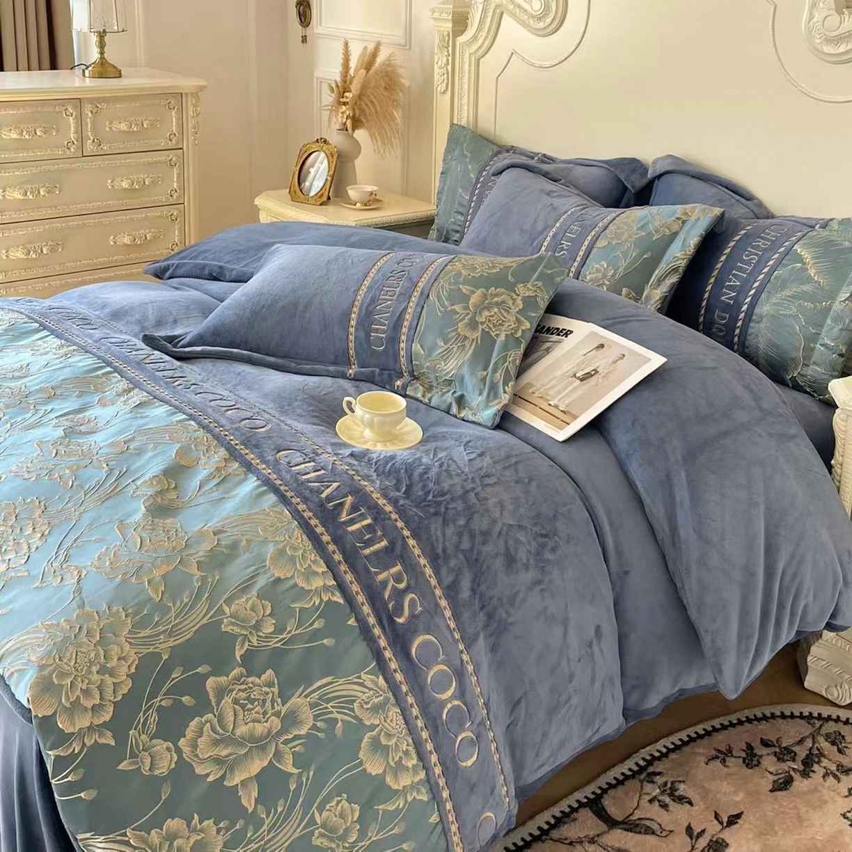 91家纺网 家纺一手货源 找家纺 置顶家纺 2025新款轻奢牛奶绒拼接刺绣四件套-戴安娜 戴安娜牛奶绒-宾利蓝