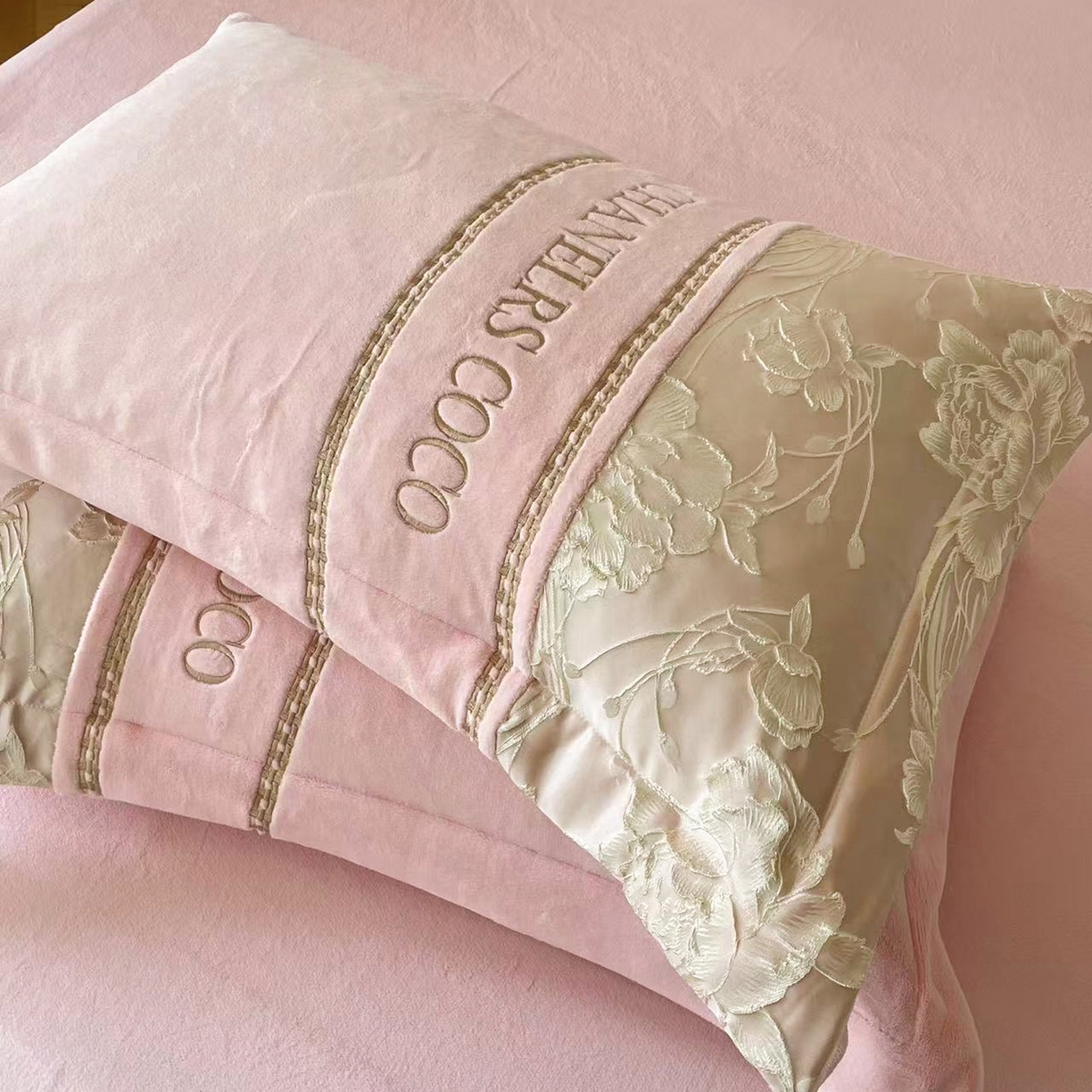 91家纺网 家纺一手货源 找家纺 置顶家纺 2025新款轻奢牛奶绒拼接刺绣四件套-戴安娜 戴安娜牛奶绒-粉