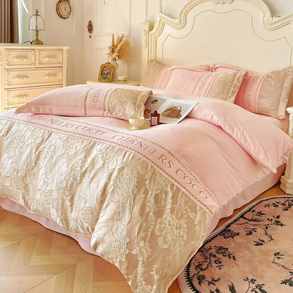 91家纺网 家纺一手货源 找家纺 置顶家纺 2025新款轻奢牛奶绒拼接刺绣四件套-戴安娜 戴安娜牛奶绒-粉