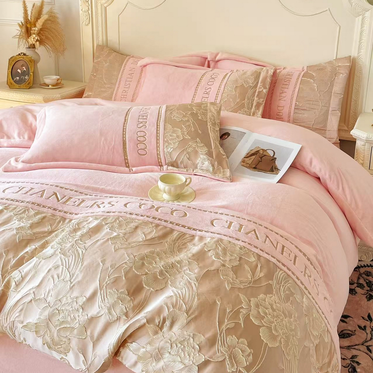 91家纺网 家纺一手货源 找家纺 置顶家纺 2025新款轻奢牛奶绒拼接刺绣四件套-戴安娜 戴安娜牛奶绒-粉