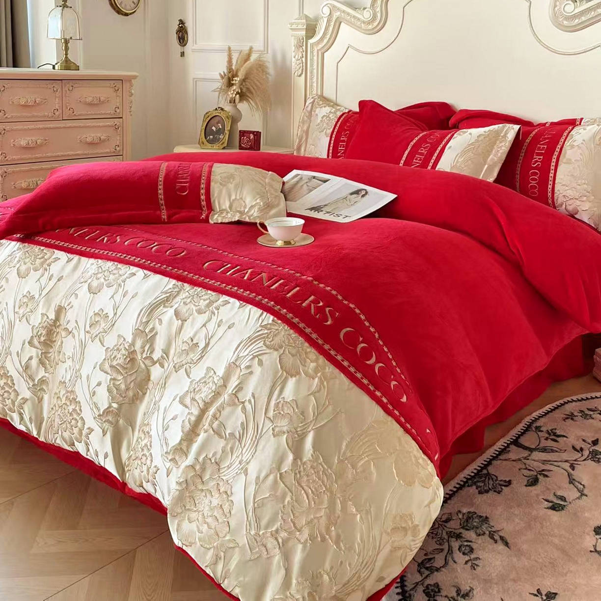 91家纺网 家纺一手货源 找家纺 置顶家纺 2025新款轻奢牛奶绒拼接刺绣四件套-戴安娜 戴安娜牛奶绒-大红