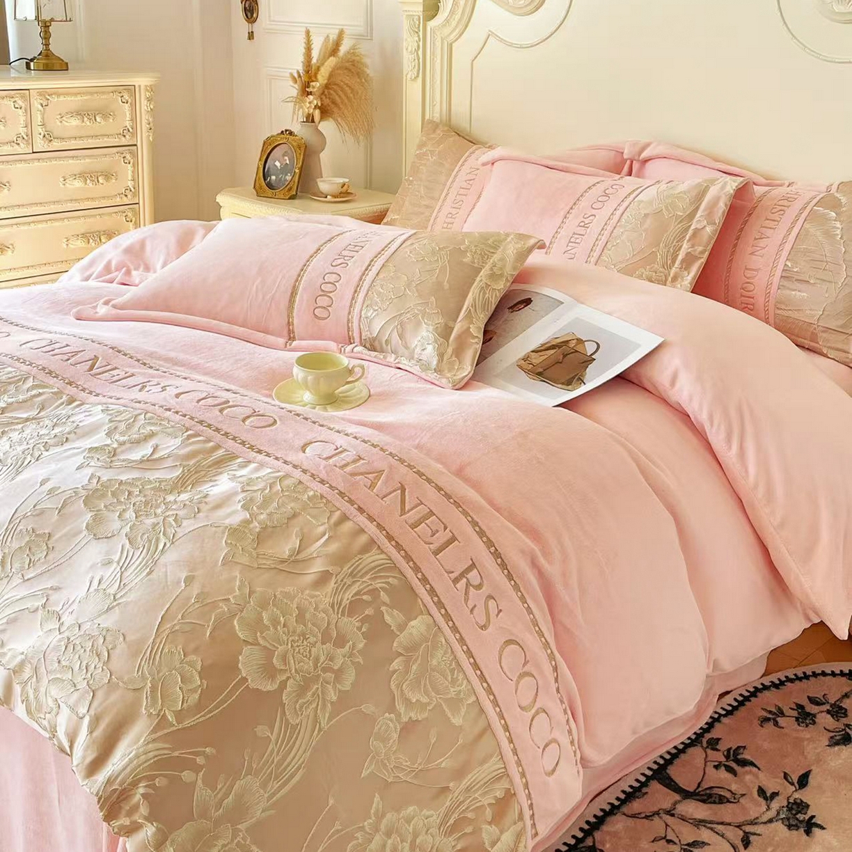 91家纺网 家纺一手货源 找家纺 置顶家纺 2025新款轻奢牛奶绒拼接刺绣四件套-戴安娜 戴安娜牛奶绒-粉