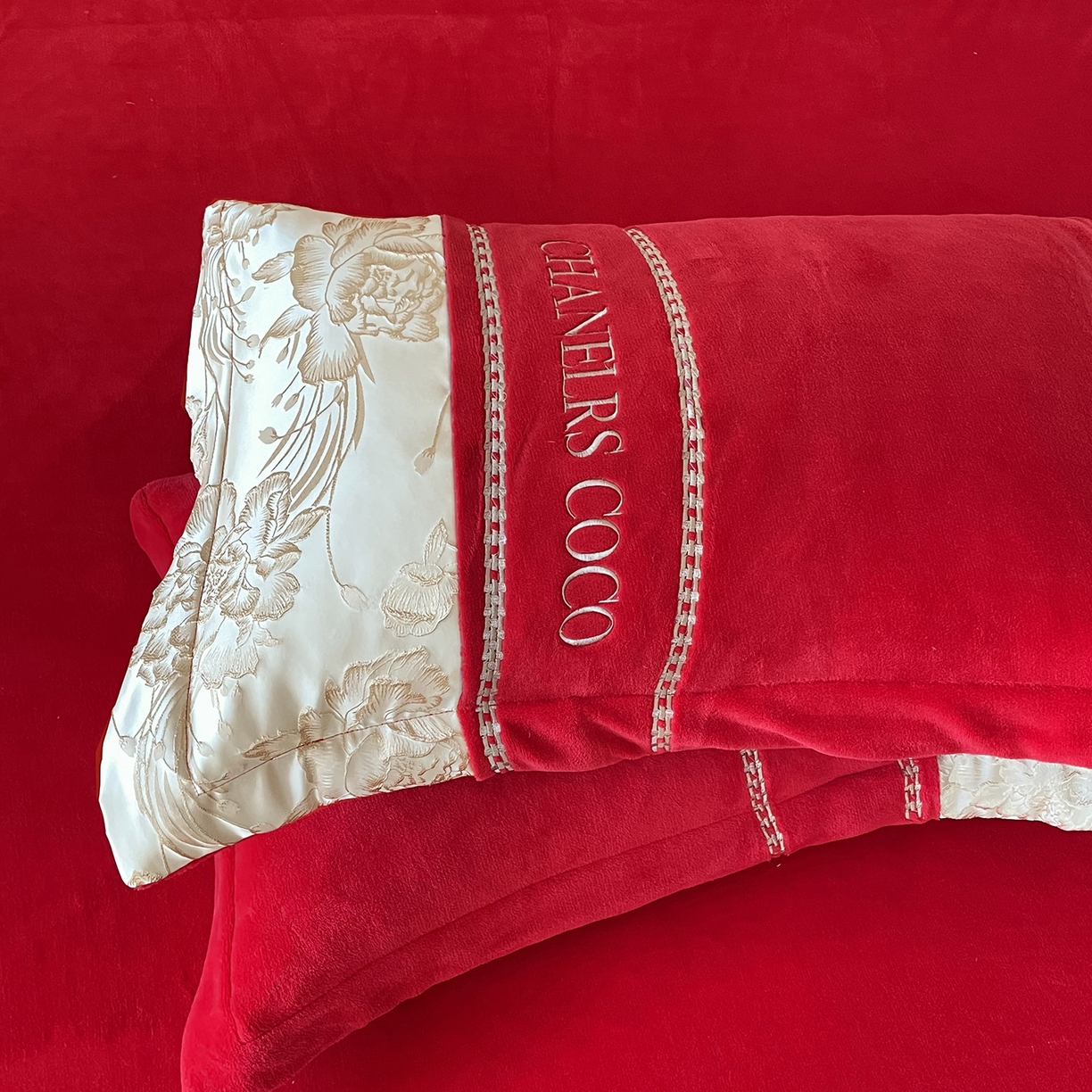 91家纺网 家纺一手货源 找家纺 置顶家纺 2025新款轻奢牛奶绒拼接刺绣四件套-戴安娜 戴安娜牛奶绒-大红