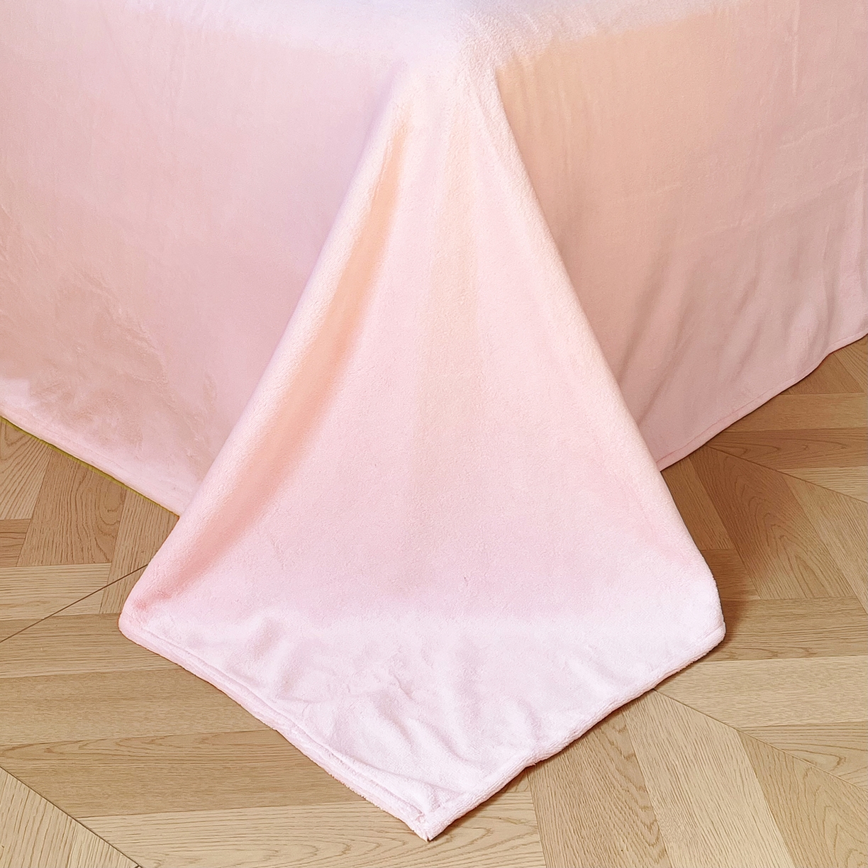 91家纺网 家纺一手货源 找家纺 置顶家纺 2025新款轻奢牛奶绒拼接刺绣四件套-戴安娜 戴安娜牛奶绒-粉