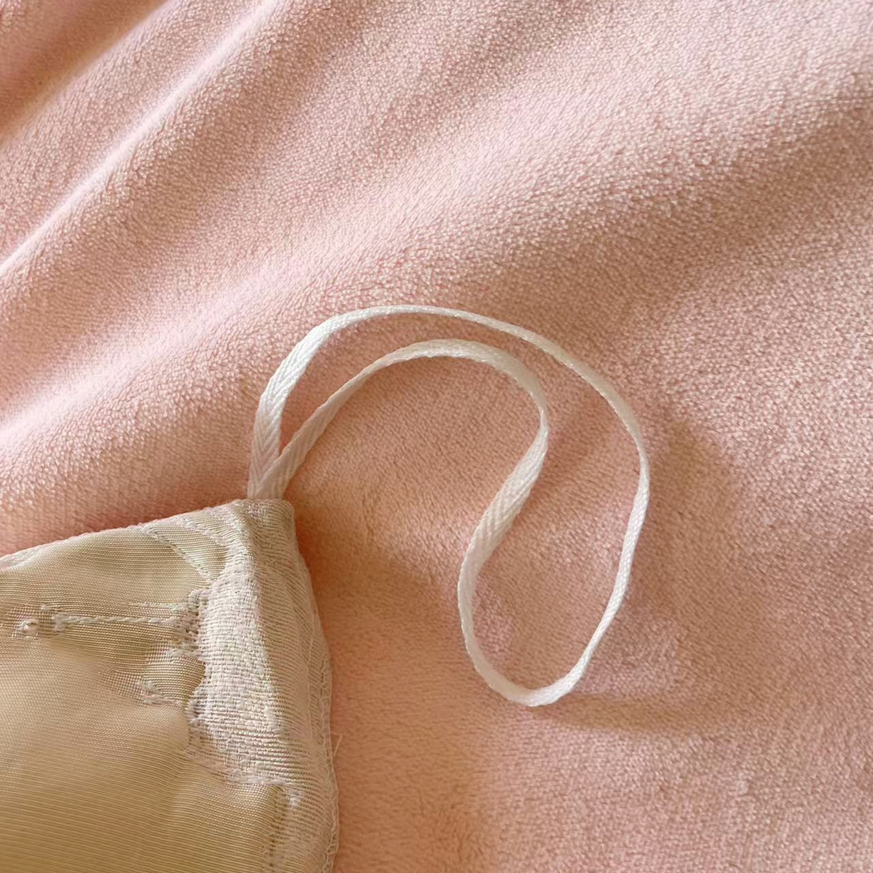 91家纺网 家纺一手货源 找家纺 置顶家纺 2025新款轻奢牛奶绒拼接刺绣四件套-戴安娜 戴安娜牛奶绒-粉