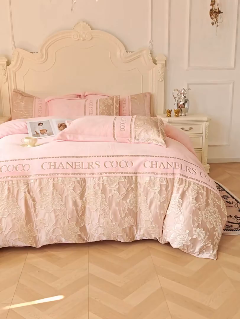 91家纺网 家纺一手货源 找家纺 置顶家纺 2025新款轻奢牛奶绒拼接刺绣四件套-戴安娜 戴安娜牛奶绒-粉