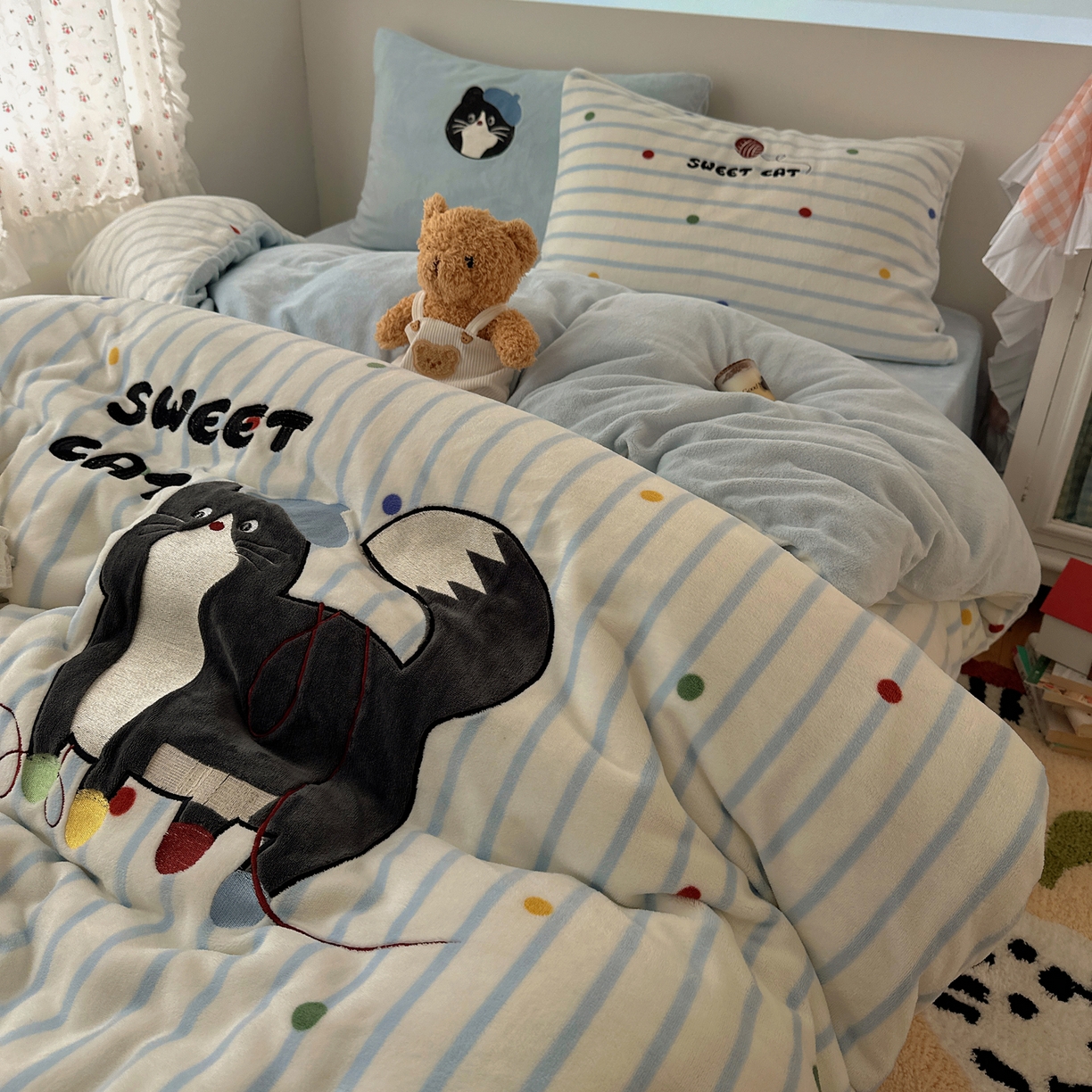 91家纺网 家纺一手货源 找家纺 暖生活 2025新款兔绒贴布绣牛奶绒套件四件套（会员-5） 线团小猫