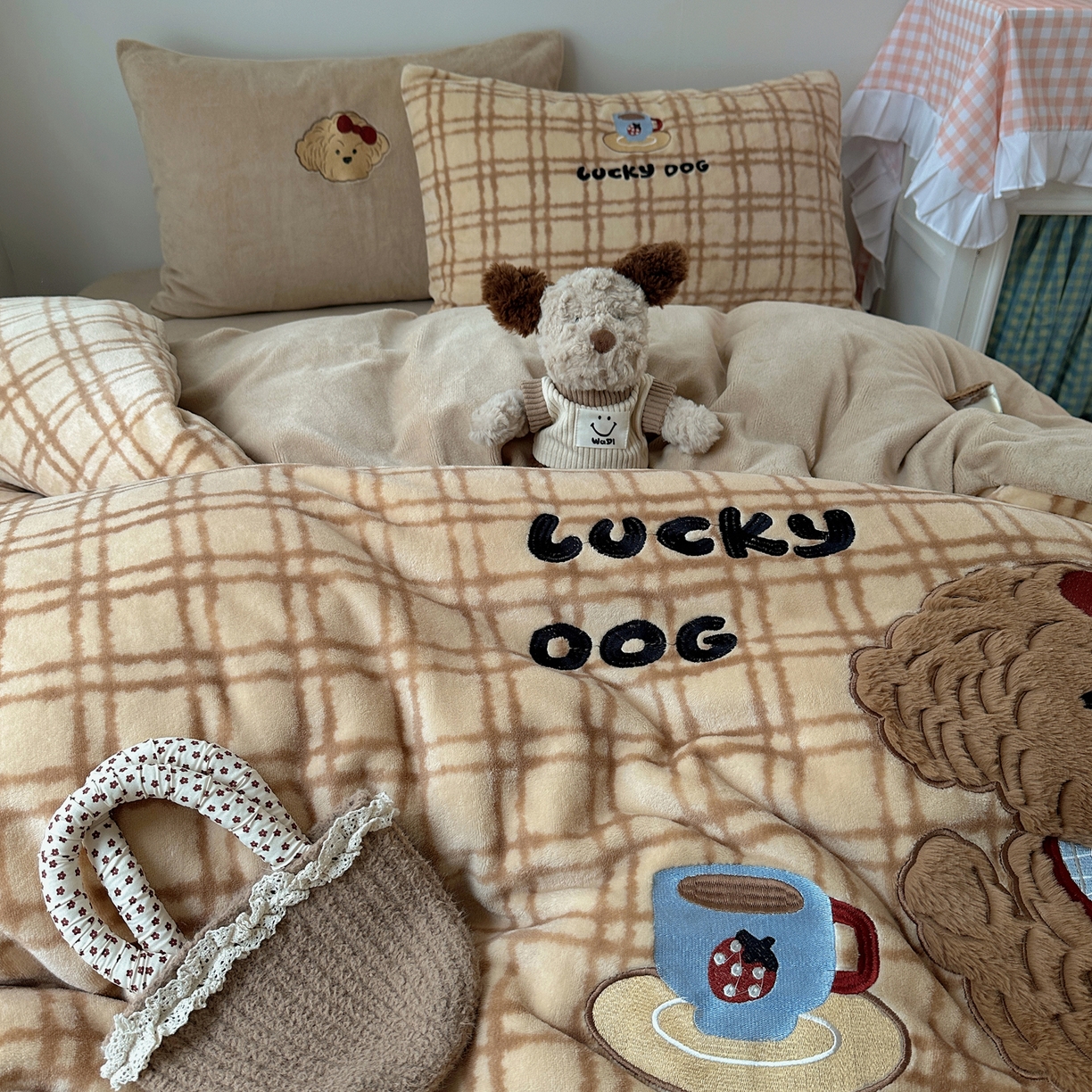 91家纺网 家纺一手货源 找家纺 暖生活 2025新款兔绒贴布绣牛奶绒套件四件套（会员-5） 小泰迪