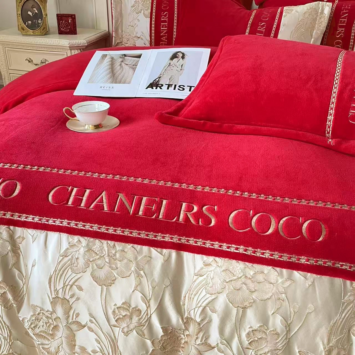 91家纺网 家纺一手货源 找家纺 置顶家纺 2025新款轻奢牛奶绒拼接刺绣四件套-戴安娜 戴安娜牛奶绒-大红