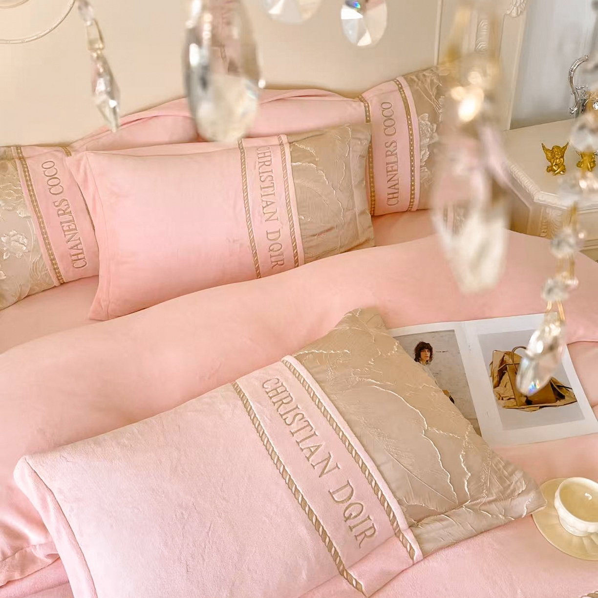 91家纺网 家纺一手货源 找家纺 置顶家纺 2025新款轻奢牛奶绒拼接刺绣四件套-罗密欧 罗密欧牛奶绒-粉