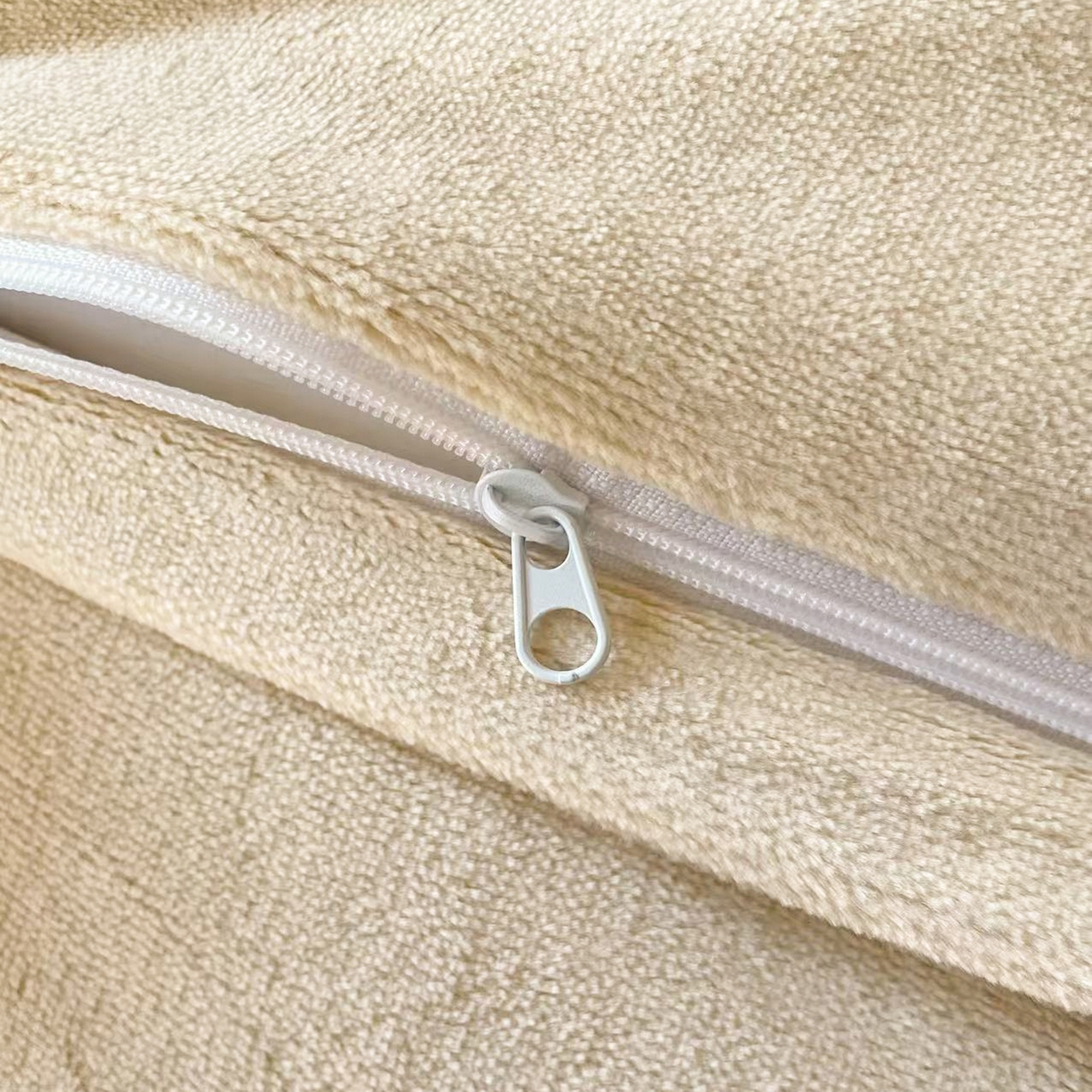 91家纺网 家纺一手货源 找家纺 置顶家纺 2025新款轻奢牛奶绒拼接刺绣四件套-罗密欧 罗密欧牛奶绒-卡其