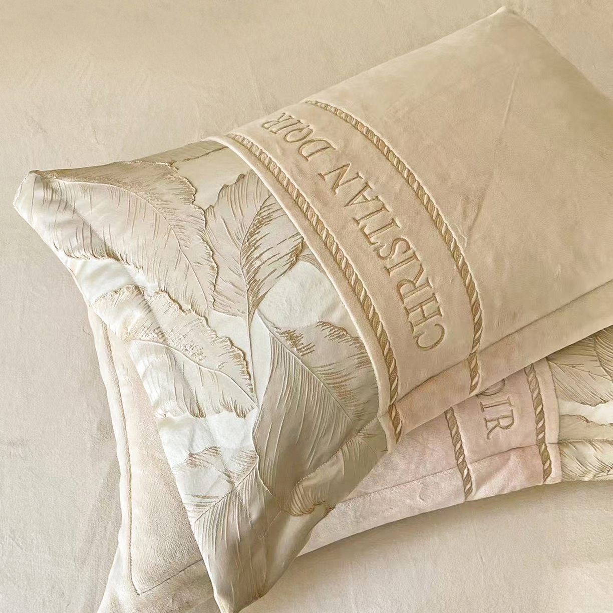 91家纺网 家纺一手货源 找家纺 置顶家纺 2025新款轻奢牛奶绒拼接刺绣四件套-罗密欧 罗密欧牛奶绒-卡其