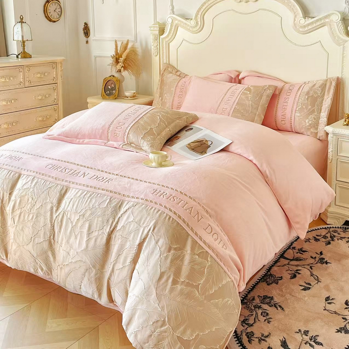 91家纺网 家纺一手货源 找家纺 置顶家纺 2025新款轻奢牛奶绒拼接刺绣四件套-罗密欧 罗密欧牛奶绒-粉