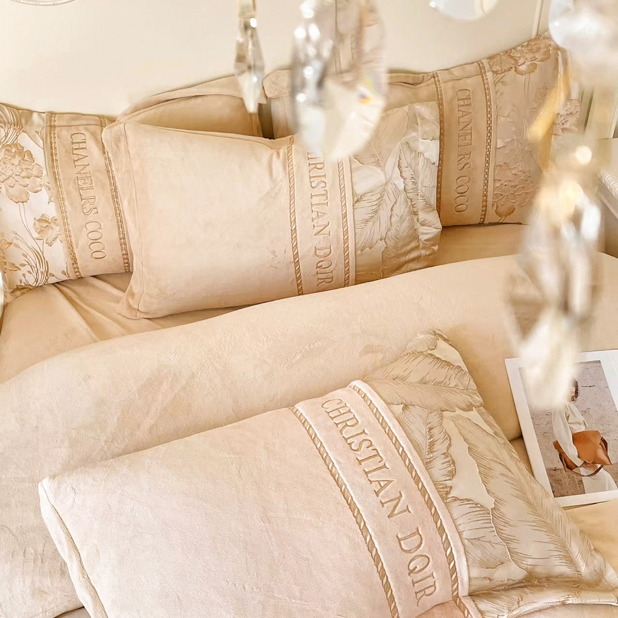 91家纺网 家纺一手货源 找家纺 置顶家纺 2025新款轻奢牛奶绒拼接刺绣四件套-罗密欧 罗密欧牛奶绒-卡其