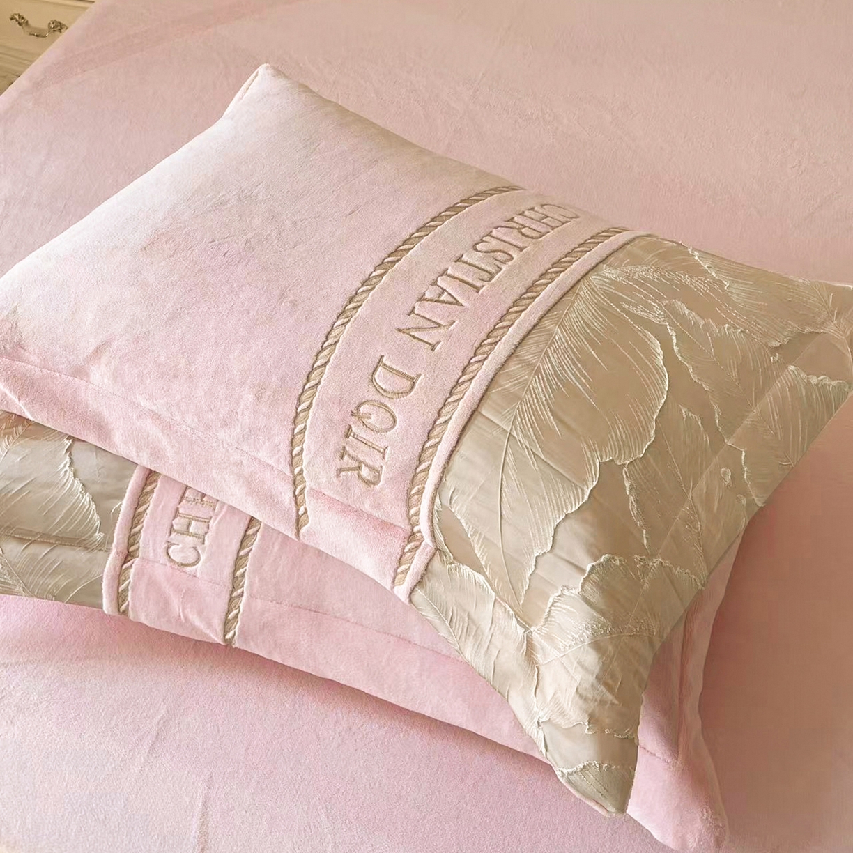 91家纺网 家纺一手货源 找家纺 置顶家纺 2025新款轻奢牛奶绒拼接刺绣四件套-罗密欧 罗密欧牛奶绒-粉