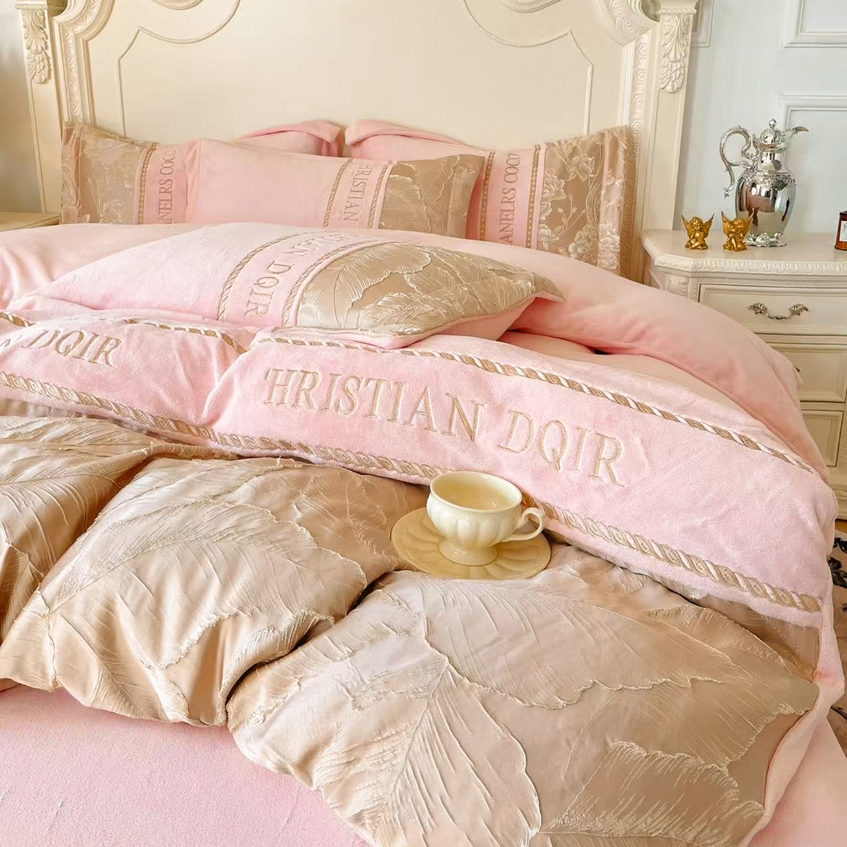 91家纺网 家纺一手货源 找家纺 置顶家纺 2025新款轻奢牛奶绒拼接刺绣四件套-罗密欧 罗密欧牛奶绒-粉