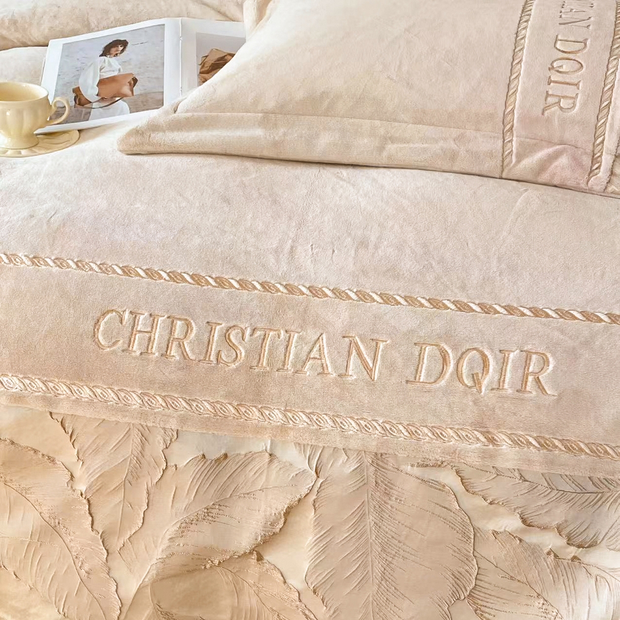 91家纺网 家纺一手货源 找家纺 置顶家纺 2025新款轻奢牛奶绒拼接刺绣四件套-罗密欧 罗密欧牛奶绒-卡其