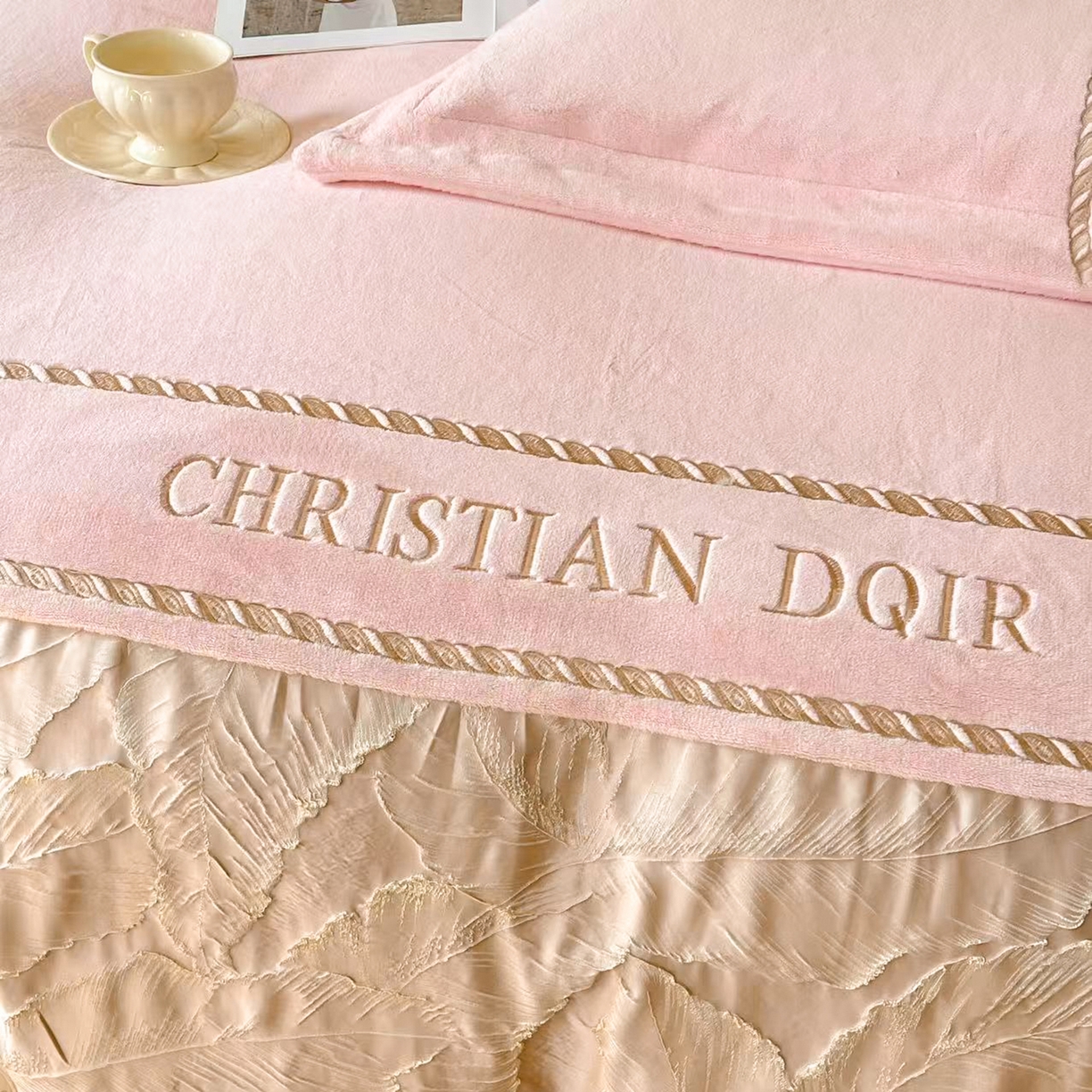 91家纺网 家纺一手货源 找家纺 置顶家纺 2025新款轻奢牛奶绒拼接刺绣四件套-罗密欧 罗密欧牛奶绒-粉