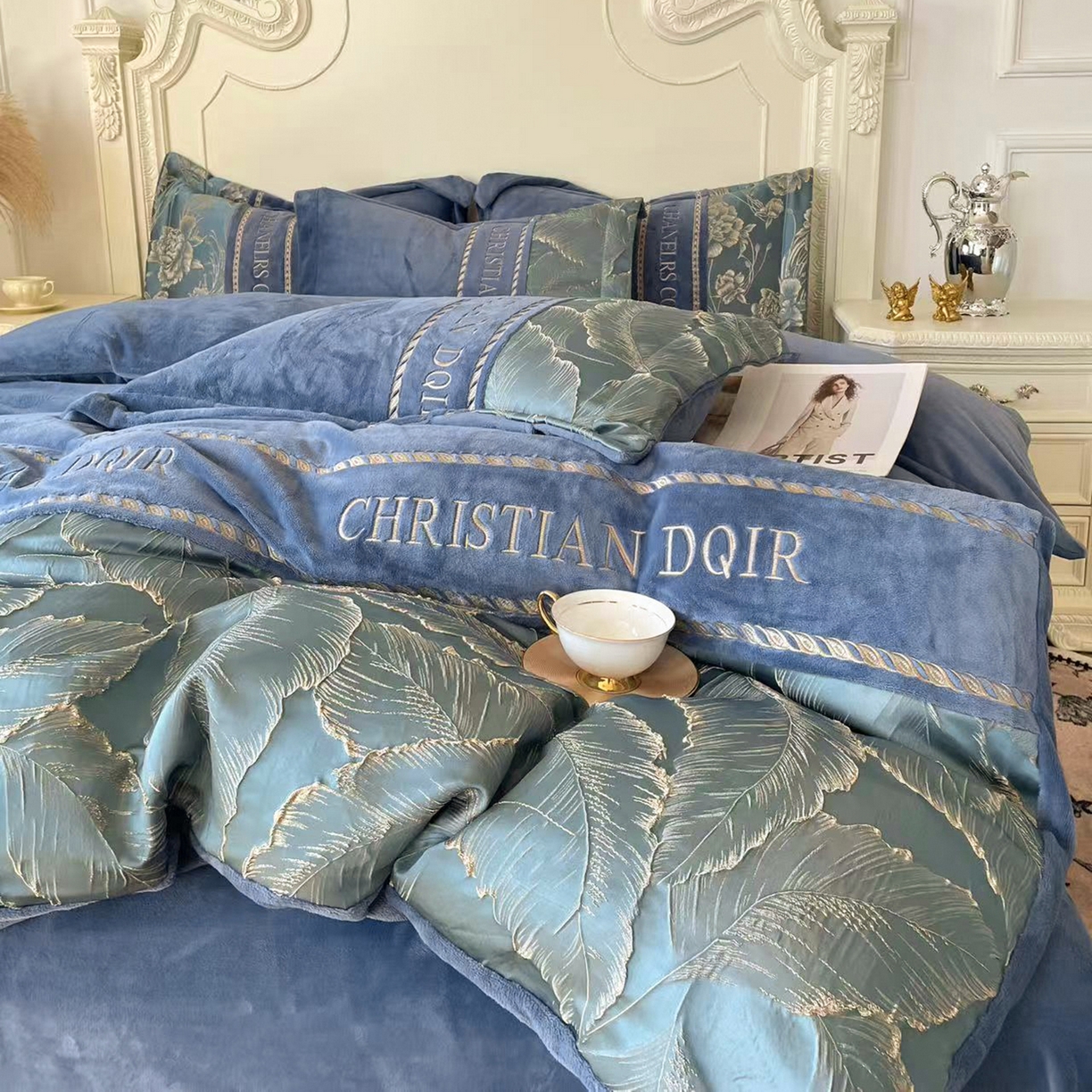 91家纺网 家纺一手货源 找家纺 置顶家纺 2025新款轻奢牛奶绒拼接刺绣四件套-罗密欧 罗密欧牛奶绒-宾利蓝