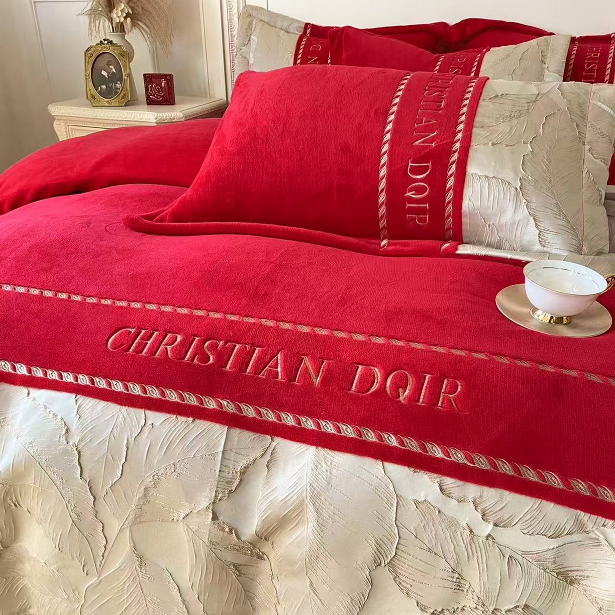 91家纺网 家纺一手货源 找家纺 置顶家纺 2025新款轻奢牛奶绒拼接刺绣四件套-罗密欧 罗密欧牛奶绒-大红